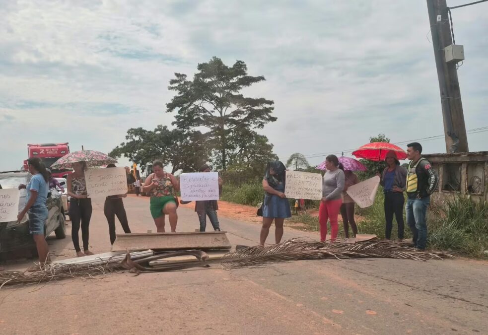 Familiares de detentos bloqueiam BR-364 durante protesto em Sena Madureira