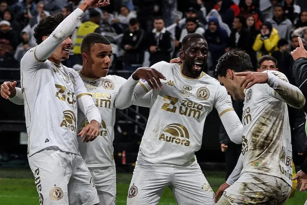 Marcinho brilha, faz dois e Chapecoense vence Corinthians de virada em SP