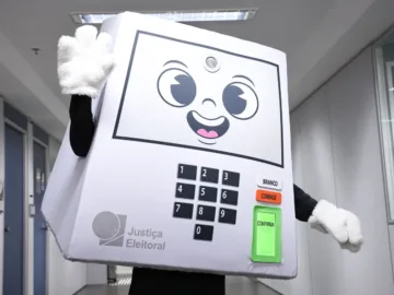 imagem em close de uma urna eletrônica brasileira durante o processo de votação.