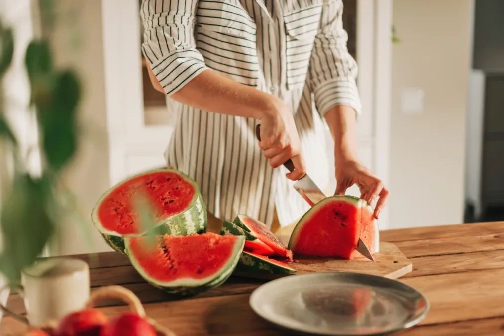 Melancia: saiba o limite diário da fruta para não comprometer o intestino