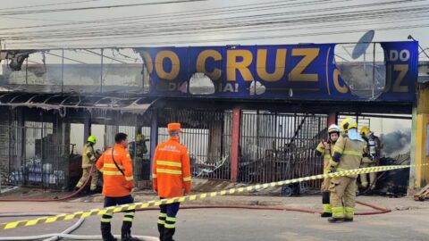 Fachada de estabelecimento comercial atingido por incêndio às margens de rodovia.