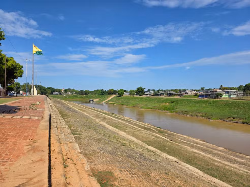Rio Acre com nível baixo em Rio Branco neste domingo.