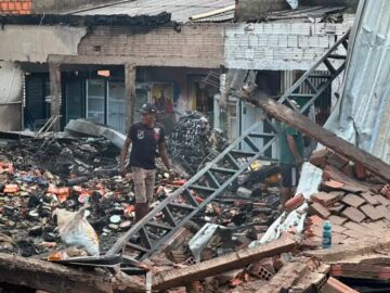Defesa Civil vistoria casas atingidas por incêndio em Rio Branco.