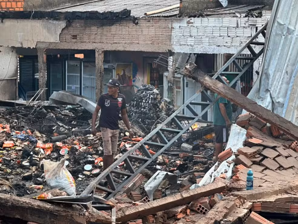 Defesa Civil vistoria casas atingidas por incêndio em Rio Branco.