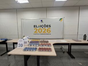 Técnicos do TRE do Acre realizando o procedimento público de gravação de mídias para as urnas eletrônicas.