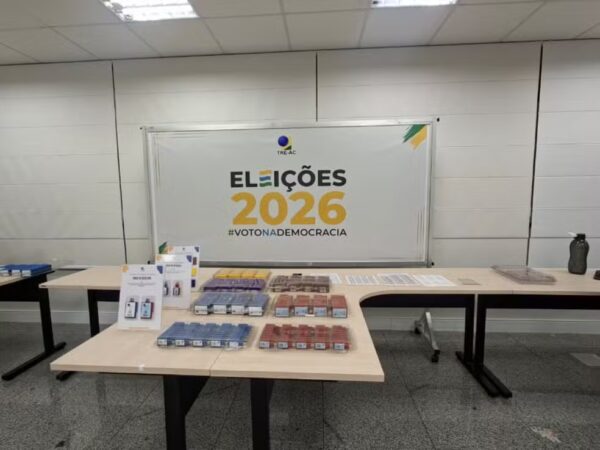 Técnicos do TRE do Acre realizando o procedimento público de gravação de mídias para as urnas eletrônicas.