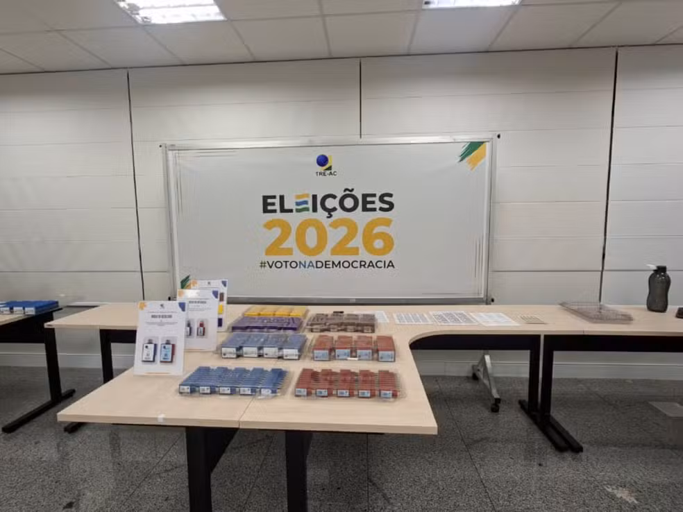 Técnicos do TRE do Acre realizando o procedimento público de gravação de mídias para as urnas eletrônicas.