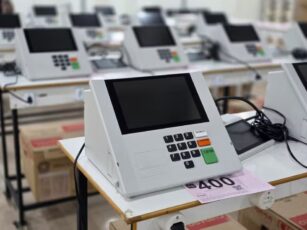 TRE-AC começa a lacrar urnas eletrônicas para as eleições de 2026.