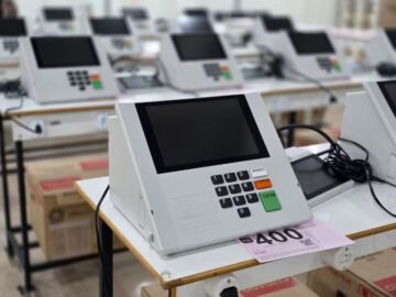TRE-AC começa a lacrar urnas eletrônicas para as eleições de 2026.