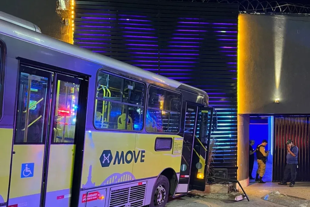 Motorista perde controle e ônibus atinge motel no Anel Rodoviário de BH