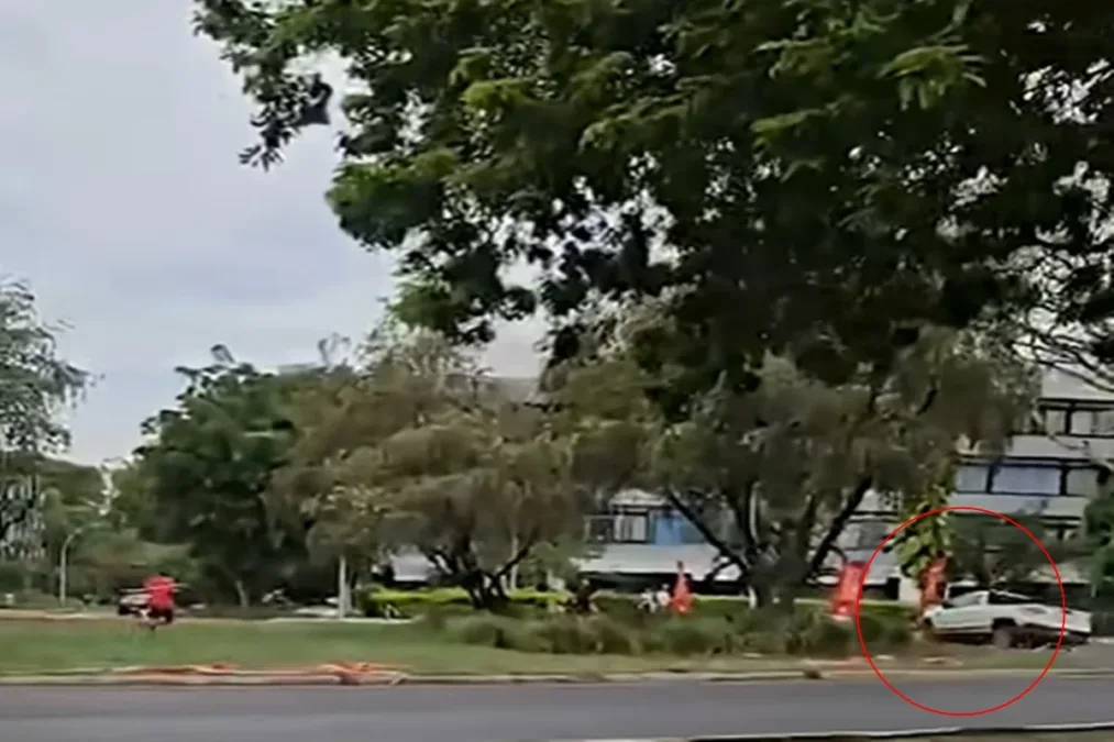MPE pede investigação sobre motorista que atropelou bandeiras de candidato