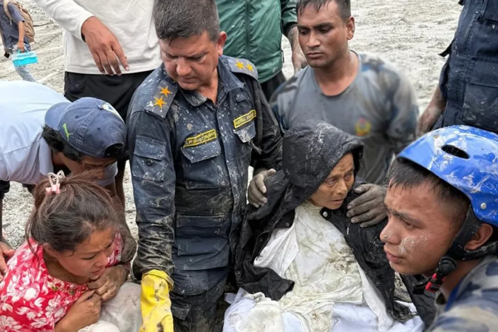 Mulher e homem são resgatados com vida 10 dias após deslizamentos no Nepal