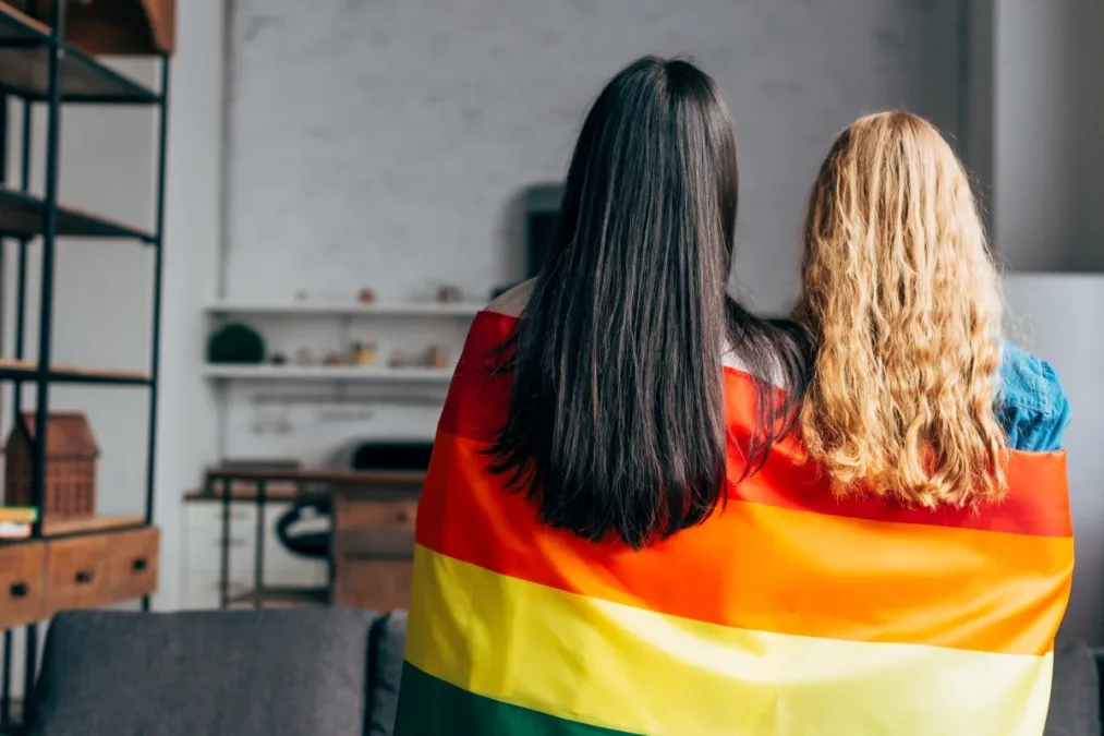 Mulheres lésbicas também podem ter ISTs e risco ainda é subestimado