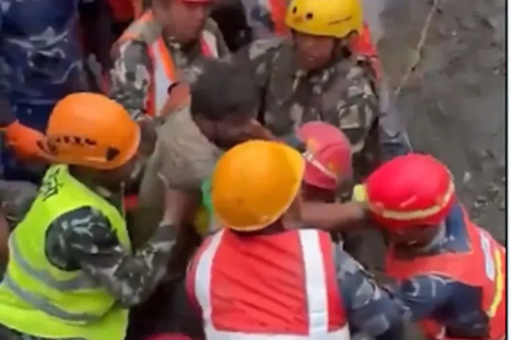 Nepal resgata 2 pessoas vivas de dentro de túnel 9 dias após deslizamentos