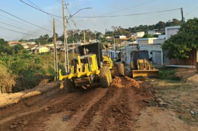 Obras de asfaltamento de rua no bairro Jardim Primavera, em Sena Madureira.