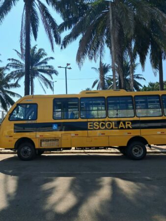 Prefeitura de Sena Madureira recebe dois ônibus novos para transporte escolar