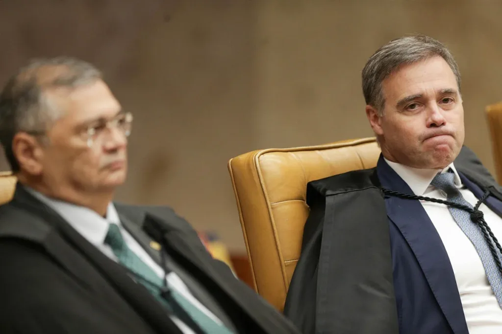 Operação autorizada por Flávio Dino aumenta pressão sobre André Mendonça