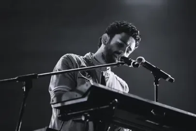 Teclado musical sob luz tênue de palco em homenagem póstuma ao músico Jonathan Meléndez.