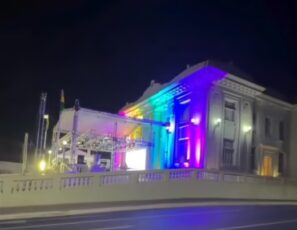 Fachada do Palácio Rio Branco iluminada com as cores do arco-íris no Dia Estadual da Diversidade no Acre.