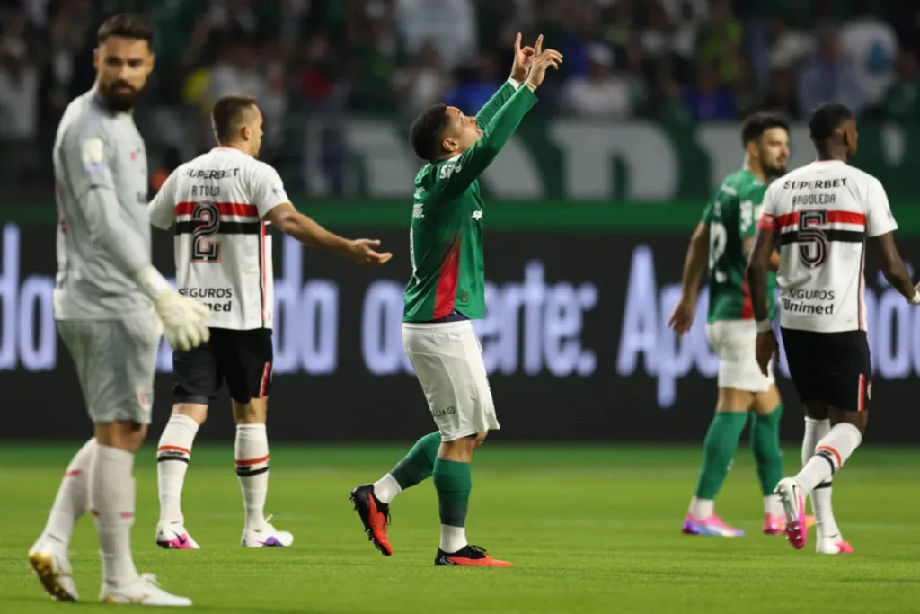 Palmeiras derrota São Paulo e assume liderança provisória do Brasileirão
