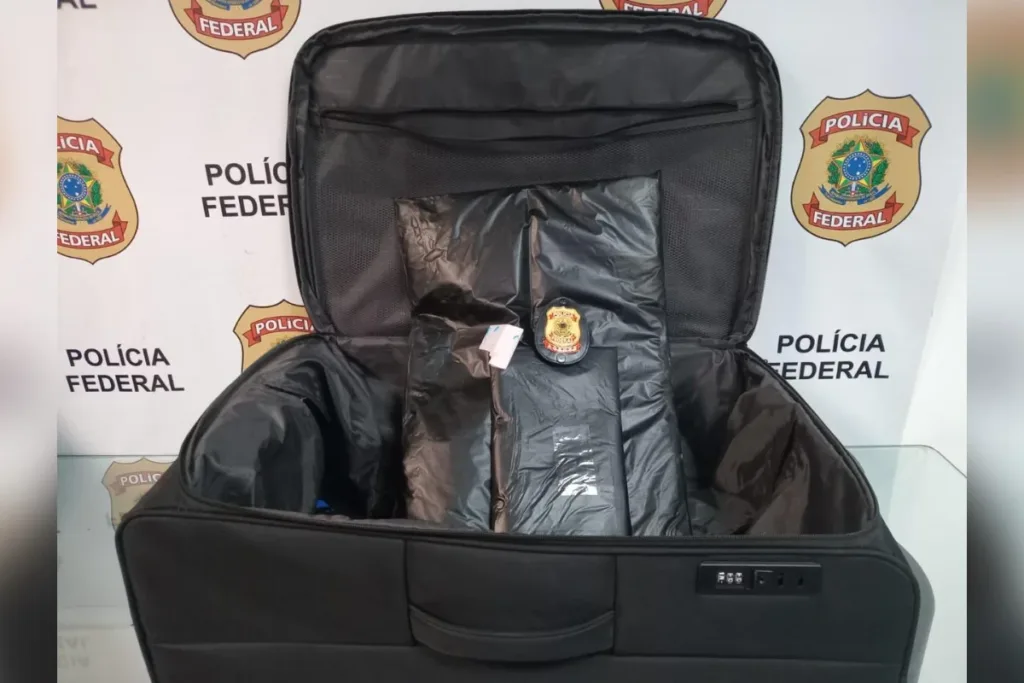 Passageiro é preso com mala recheada de cocaína antes de voo para Paris