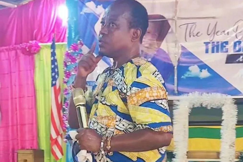 Pastor viraliza na web ao pregar usando saltos altos e divide opiniões