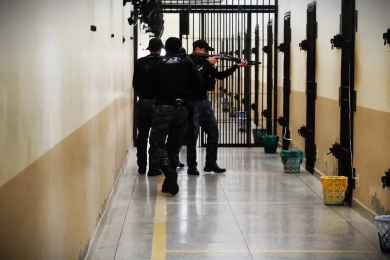Operação faz pente-fino em presídios de quatro cidades do Acre