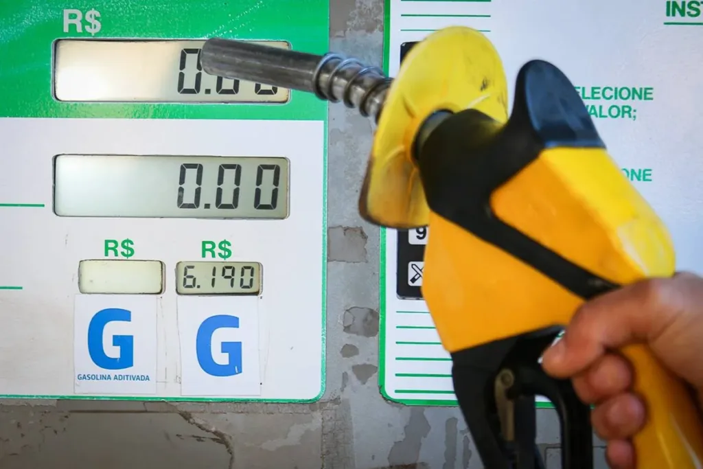 Petrobras recua em reajuste no preço da gasolina