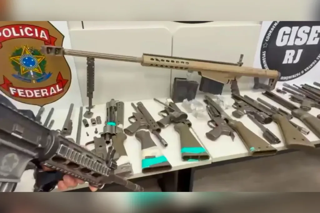 PF e PRF acham arsenal com fuzil .50 em caminhão interceptado na Via Dutra
