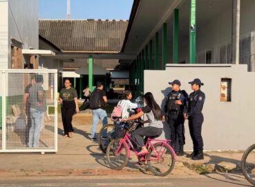 Polícia Militar em frente a uma unidade de ensino durante a Operação Escola Segura em Sena Madureira.