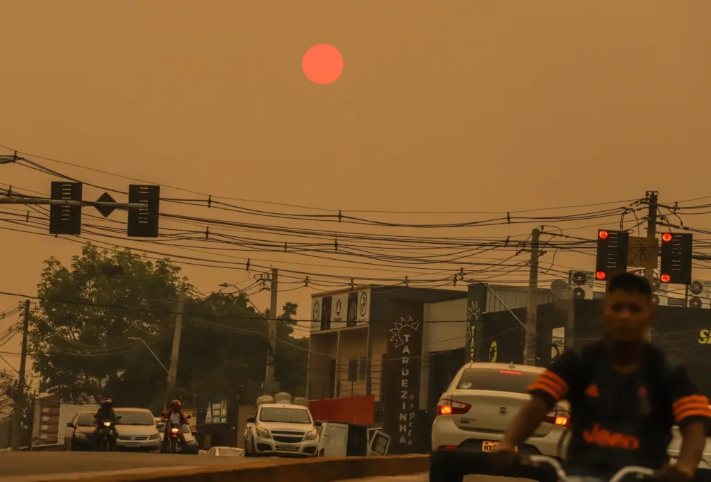 Vista da cidade de Rio Branco sob névoa seca e céu encoberto por poluição.