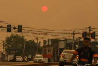 Vista da cidade de Rio Branco sob névoa seca e céu encoberto por poluição.