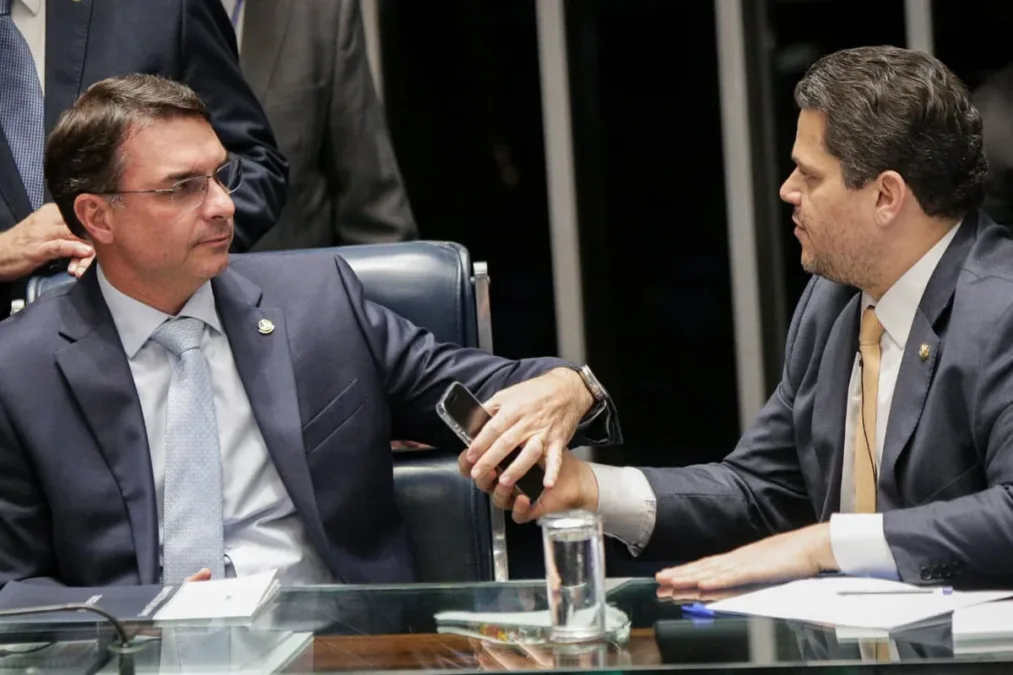 Por impeachment de Moraes, Alcolumbre e Flávio entram em rota de colisão