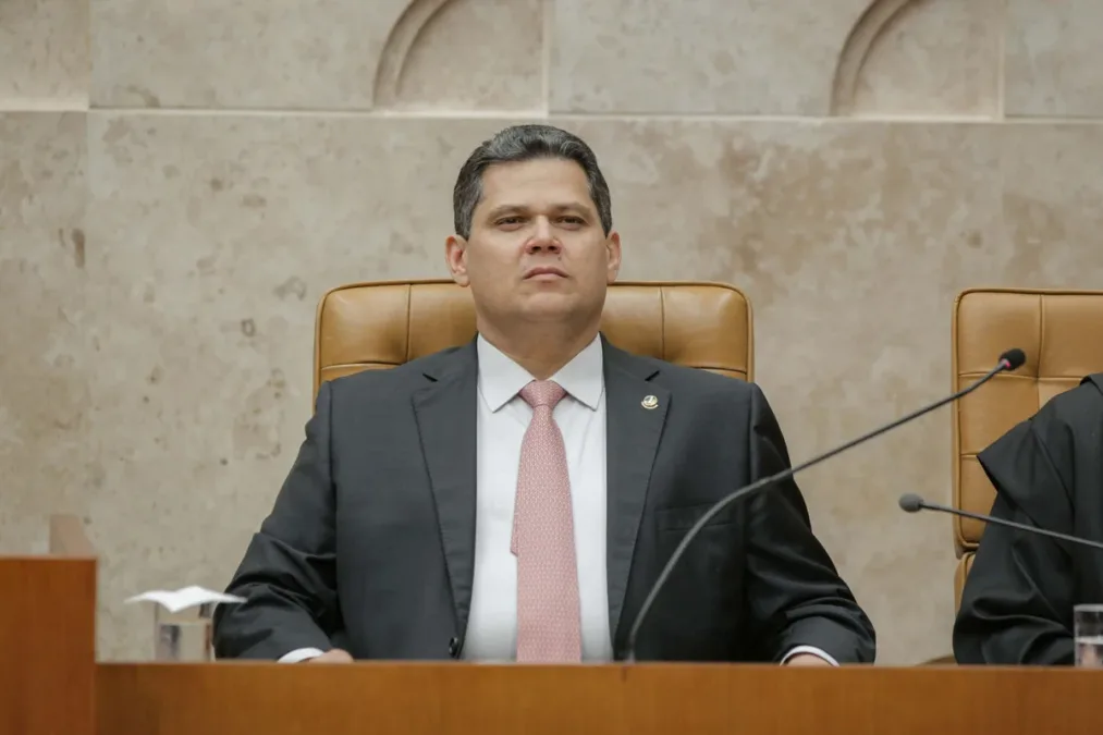 Pressionado por desdobramentos, Alcolumbre resiste a entrar na crise do STF