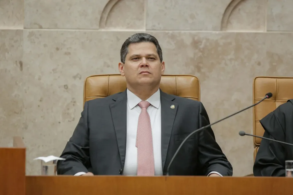 Pressionado por desdobramentos, Alcolumbre resiste a entrar na crise do STF