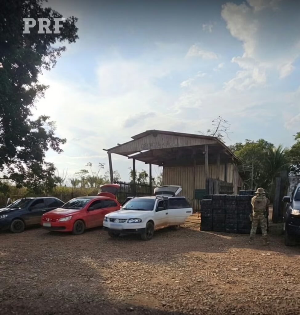 PRF apreende 21.600 produtos estrangeiros sem documentação fiscal na BR-364, no Acre.