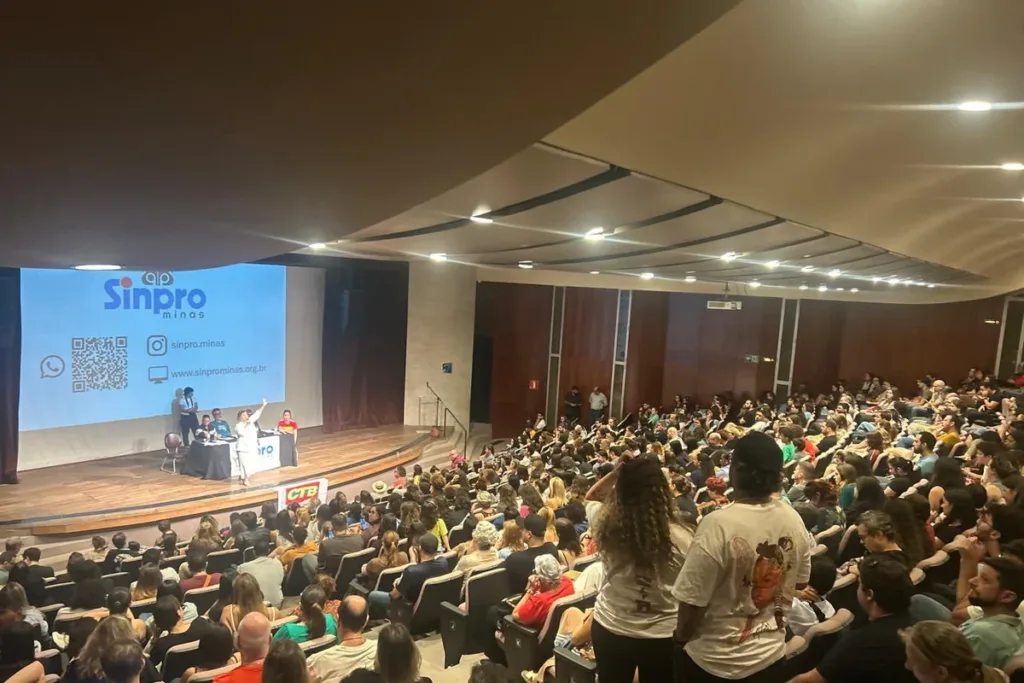 Professores de escolas particulares mantêm greve em BH