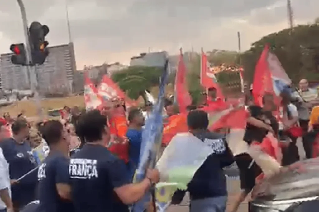 PT x Podemos: apoiadores saem na porrada em briga com chutes e bandeiradas