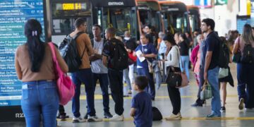 Setor de serviços fica estável em julho e sobe 2,4% em 12 meses