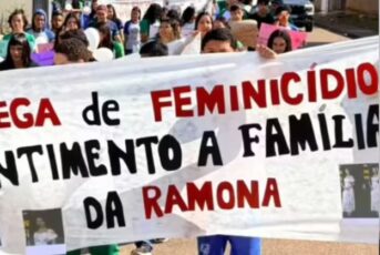 Alunos da Escola João Aguiar Batista segurando cartazes em passeata contra o feminicídio em Rio Branco.