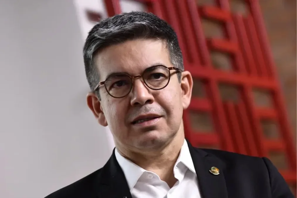 Randolfe admite que 6×1 não será votada antes do 1º turno e culpa Flávio