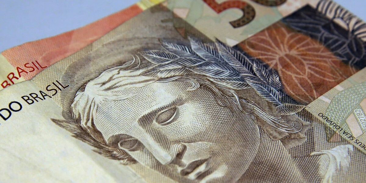 Brasileiros retiram R$ 10,5 bilhões da poupança em agosto