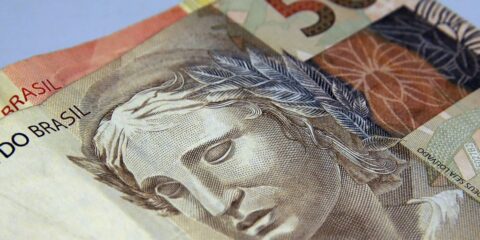 Brasileiros retiram R$ 10,5 bilhões da poupança em agosto