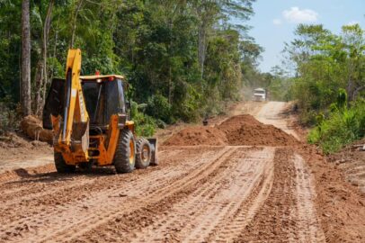 Maquinário do Deracre executando obras de aterro e nivelamento no Ramal do Extrema, em Manoel Urbano.