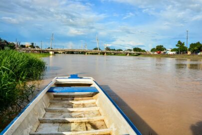 Margens do Rio Acre em Rio Branco durante medição da Defesa Civil Municipal.
