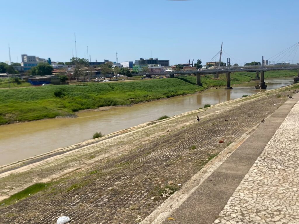 Rio Acre com nível de 1,64 metro em Rio Branco nesta terça-feira.
