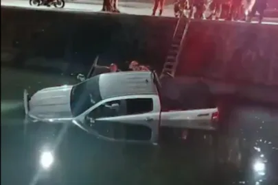 Rio: caminhonete cai em canal no Leblon; motorista é resgatado