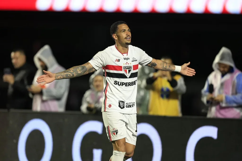 São Paulo define vitória sobre Atlético-MG em dois minutos e sobe na tabela