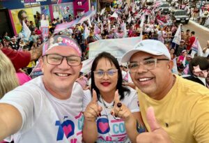 selfie com a multidão do bandeiraço ao fundo