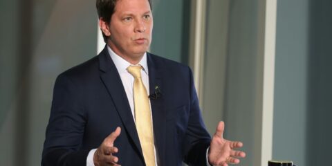 Dino cita risco de evasão e proíbe deputado Mario Frias de deixar país